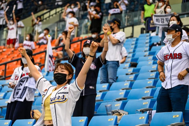 Magic in Motion: Exploring Gangnam Baseball Stadium’s Shirt Room Magic Mirror